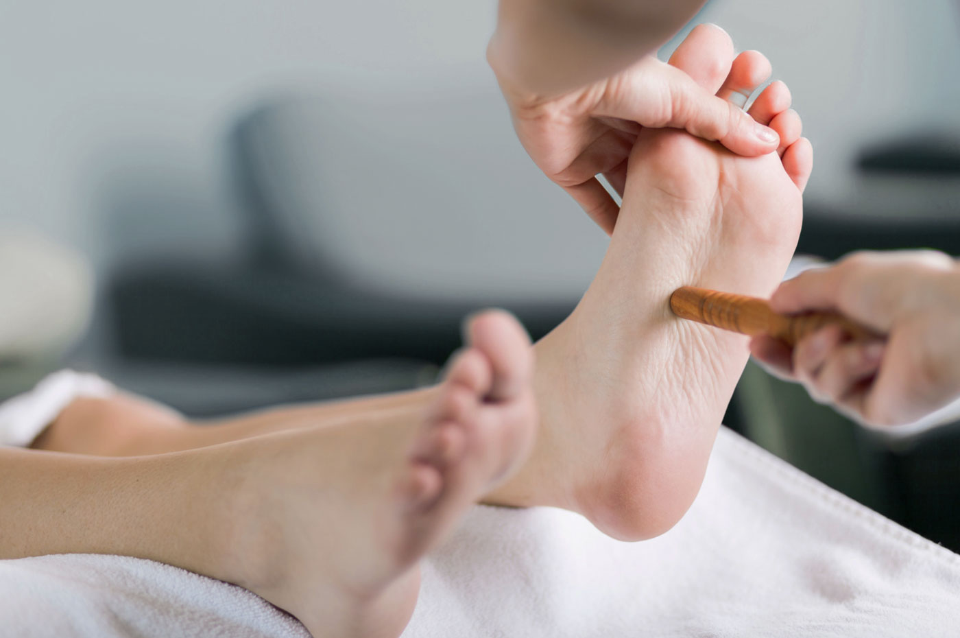 Stimulation der Druckpunkte an der Fußsohle während einer Reflexzonenmassage.