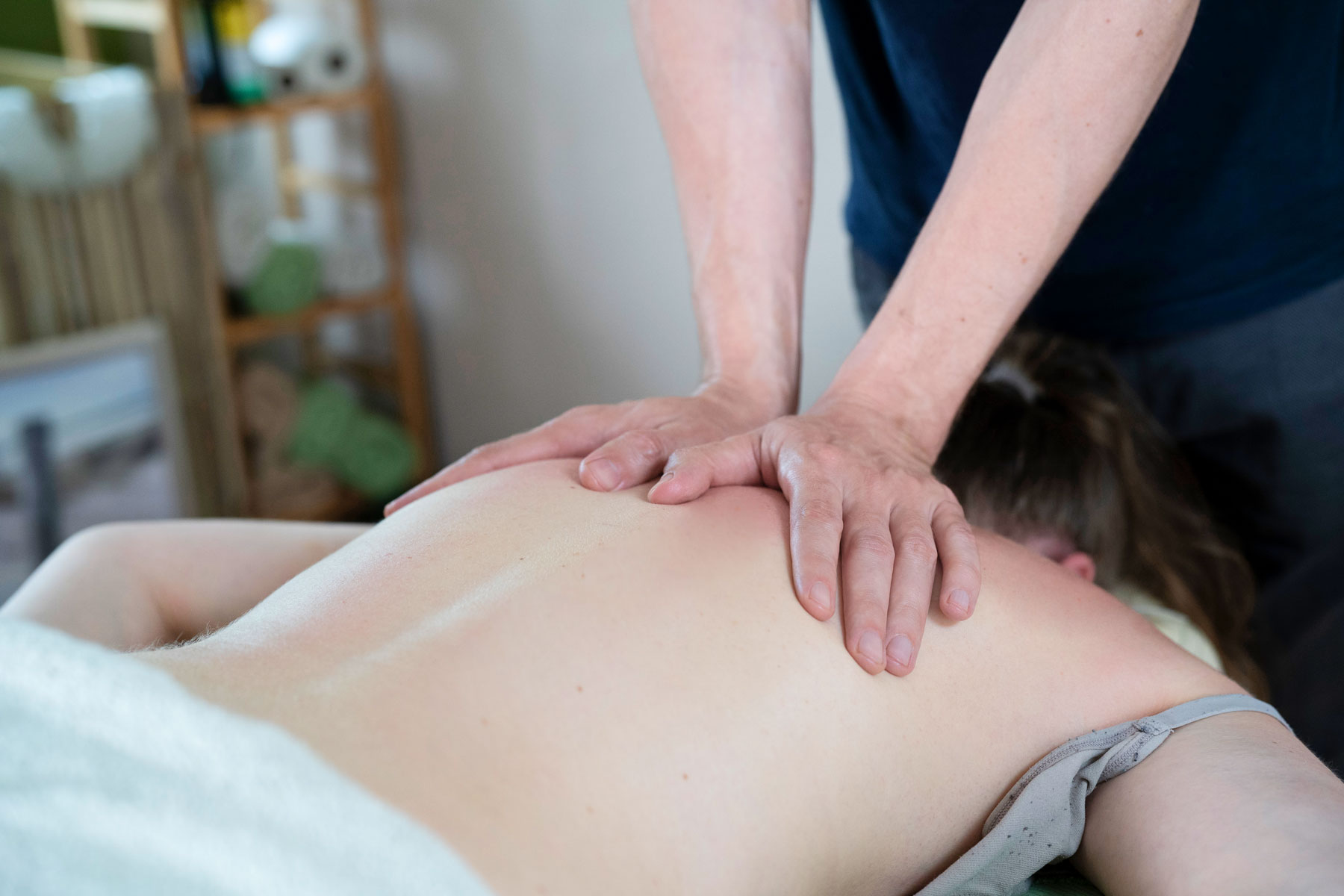 Entspannende Ganzkörpermassage mit Öl in ruhiger Atmosphäre.