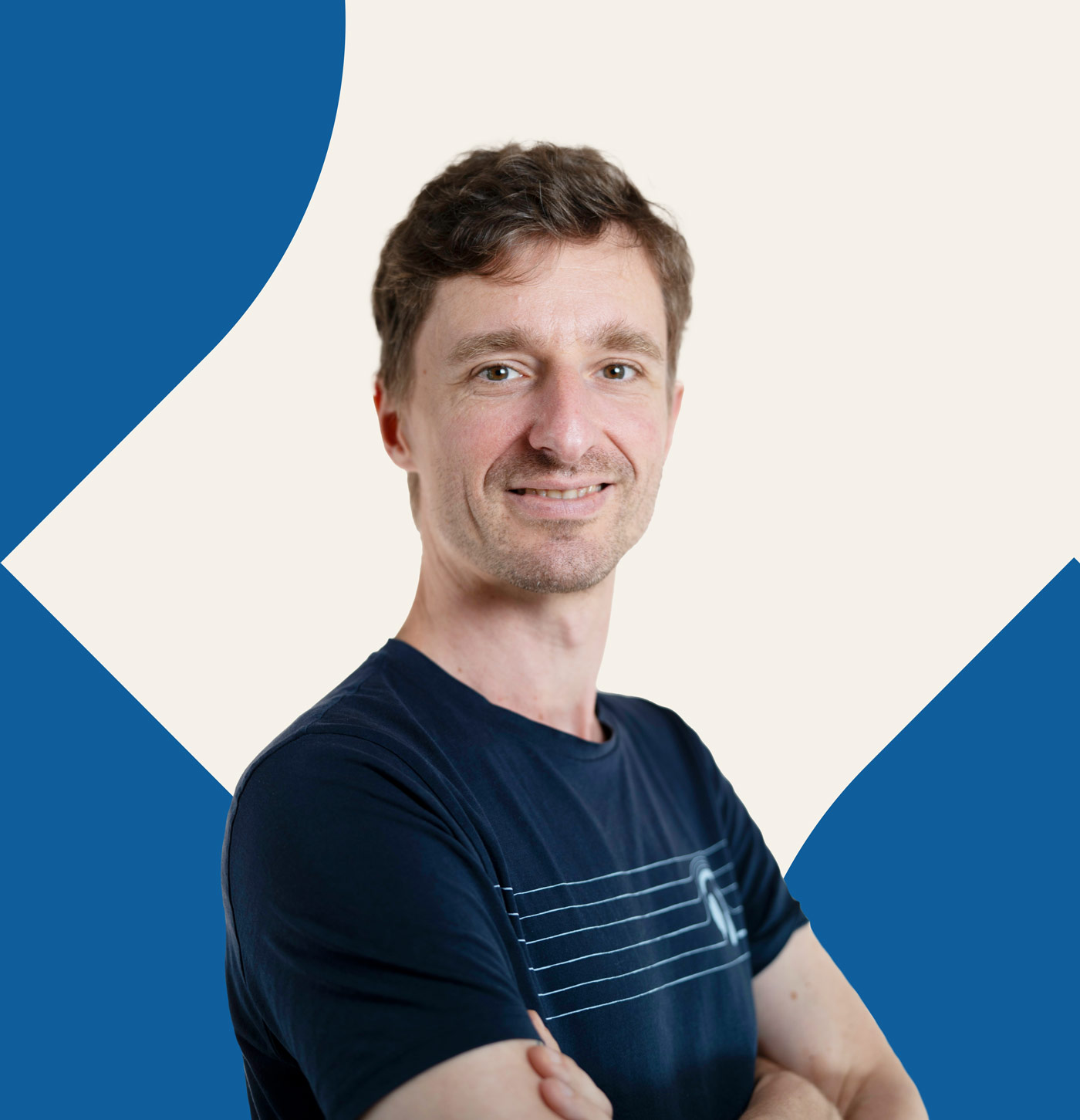 Andreas Johe, Inhaber der Gesundheitspraxis Johe Tübingen, lächelnd, professionell.