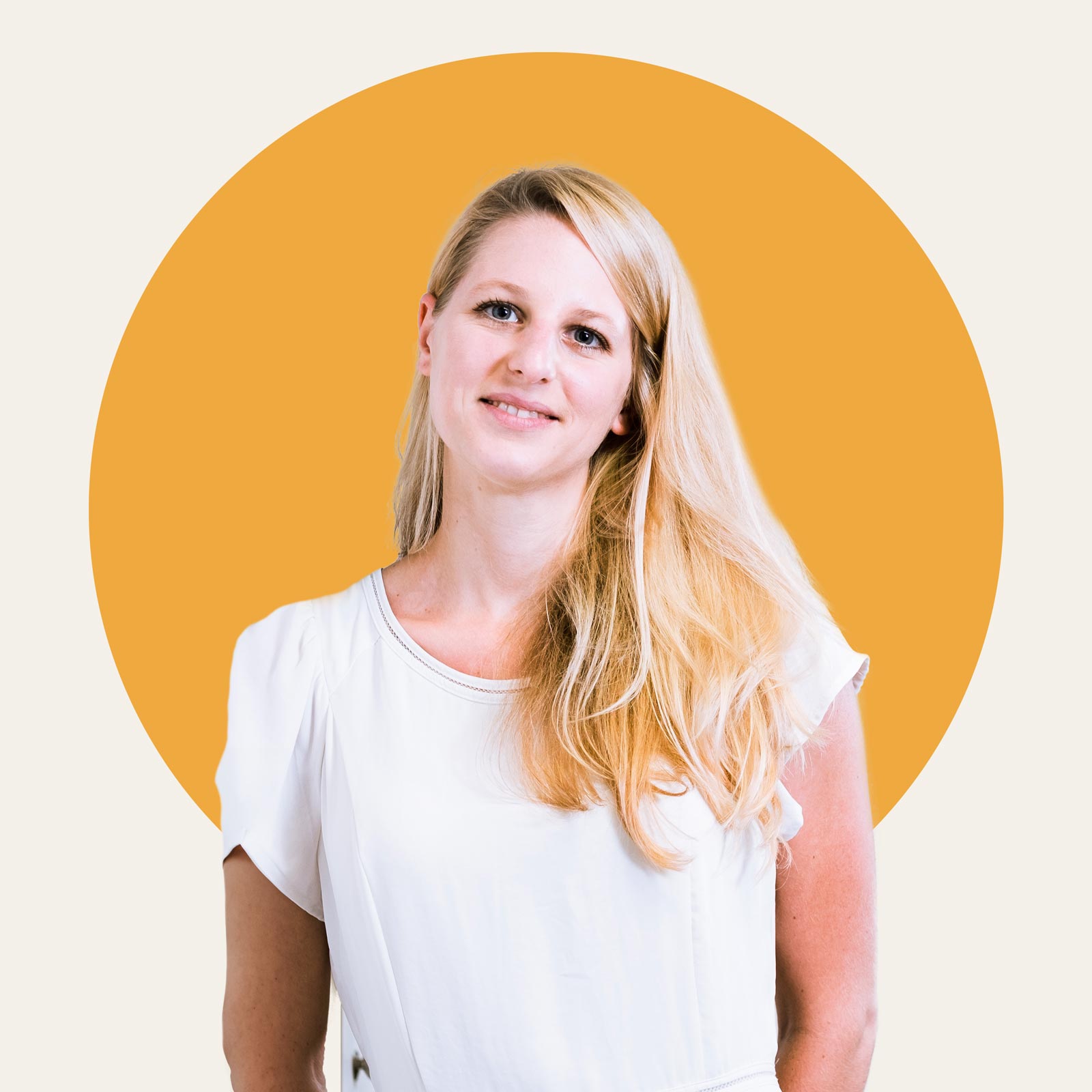 Isabel Johe, Wellness-Masseurin und Praxismanagerin, freundlich lächelnd.